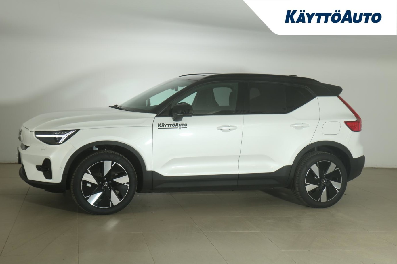 Esittelykuva VOLVO EX40 täyssähköautosta.