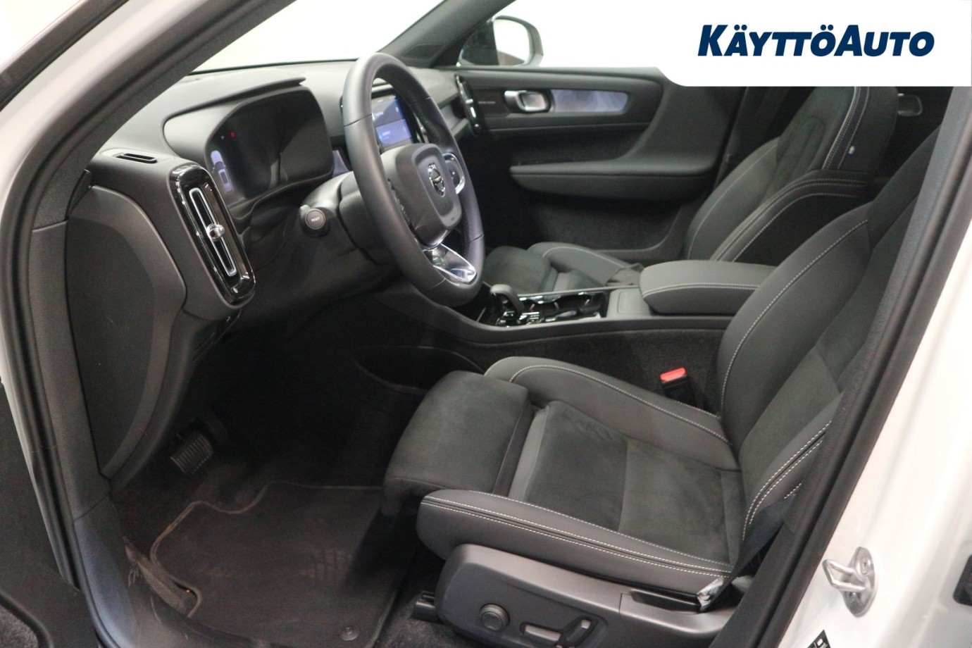 Esittelykuva VOLVO EX40 täyssähköautosta.