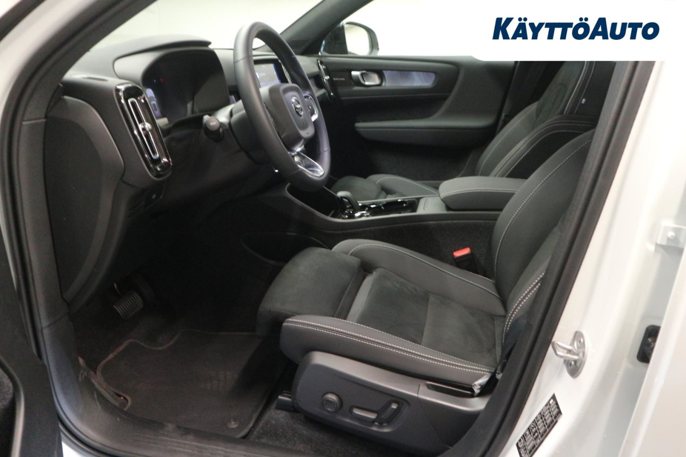 Esittelykuva VOLVO EX40 täyssähköautosta.
