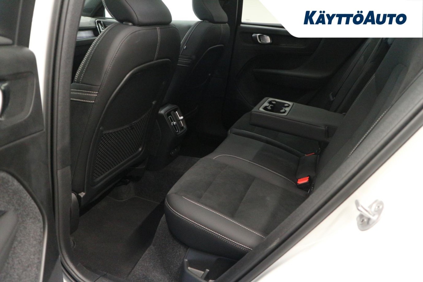 Esittelykuva VOLVO EX40 täyssähköautosta.