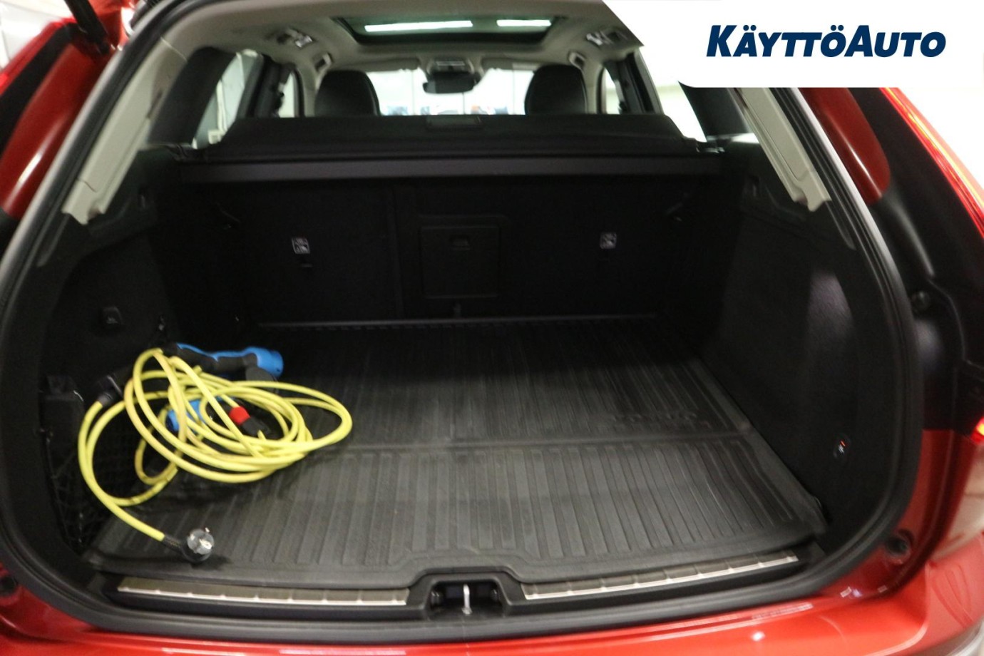 Esittelykuva VOLVO XC60 lataushybridiautosta.