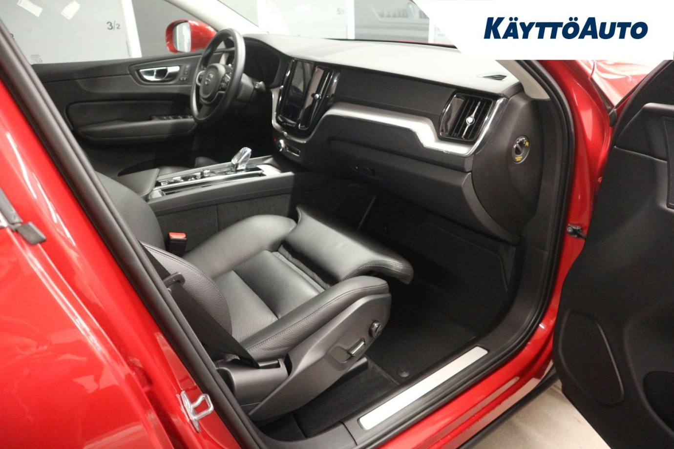 Esittelykuva VOLVO XC60 lataushybridiautosta.