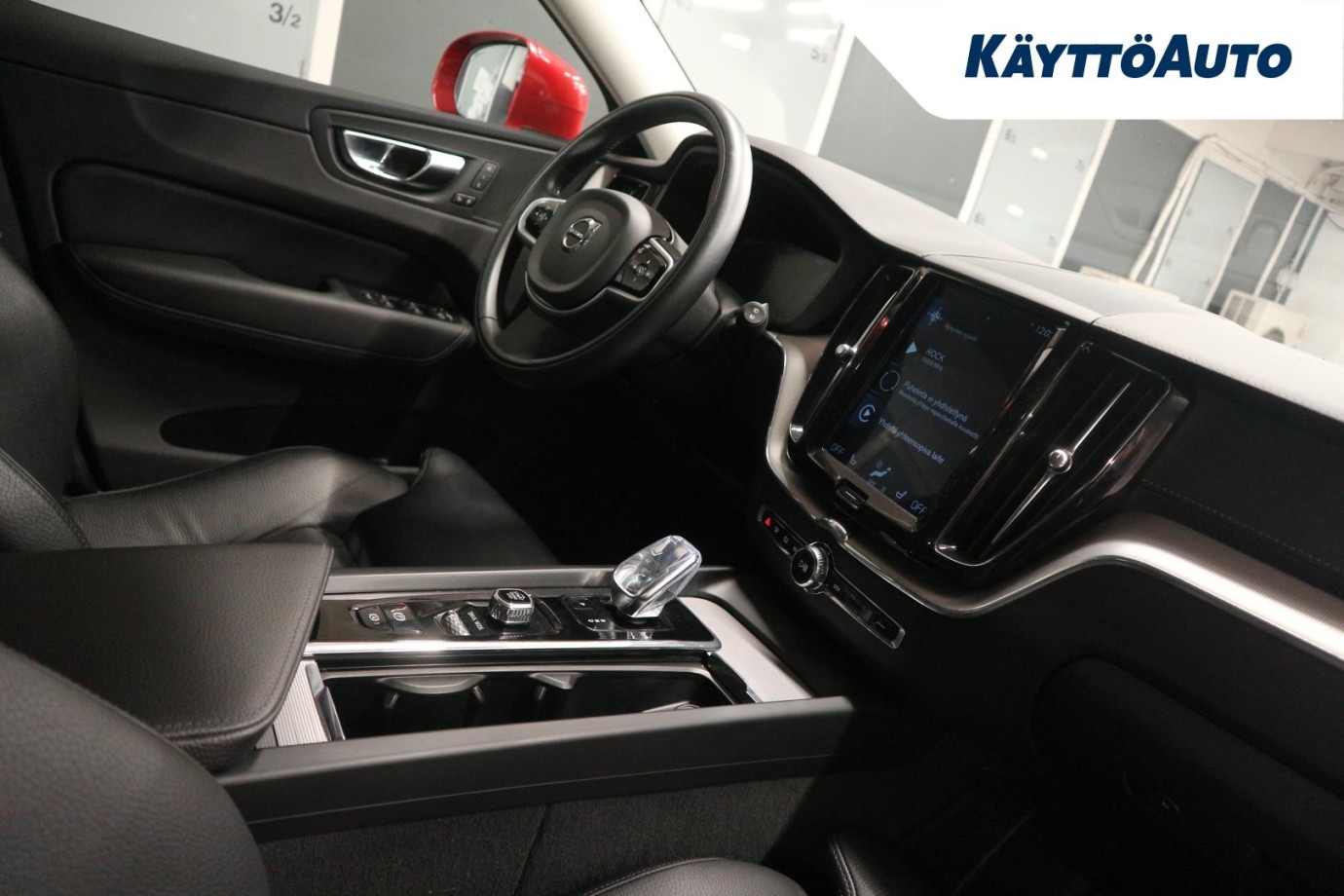 Esittelykuva VOLVO XC60 lataushybridiautosta.