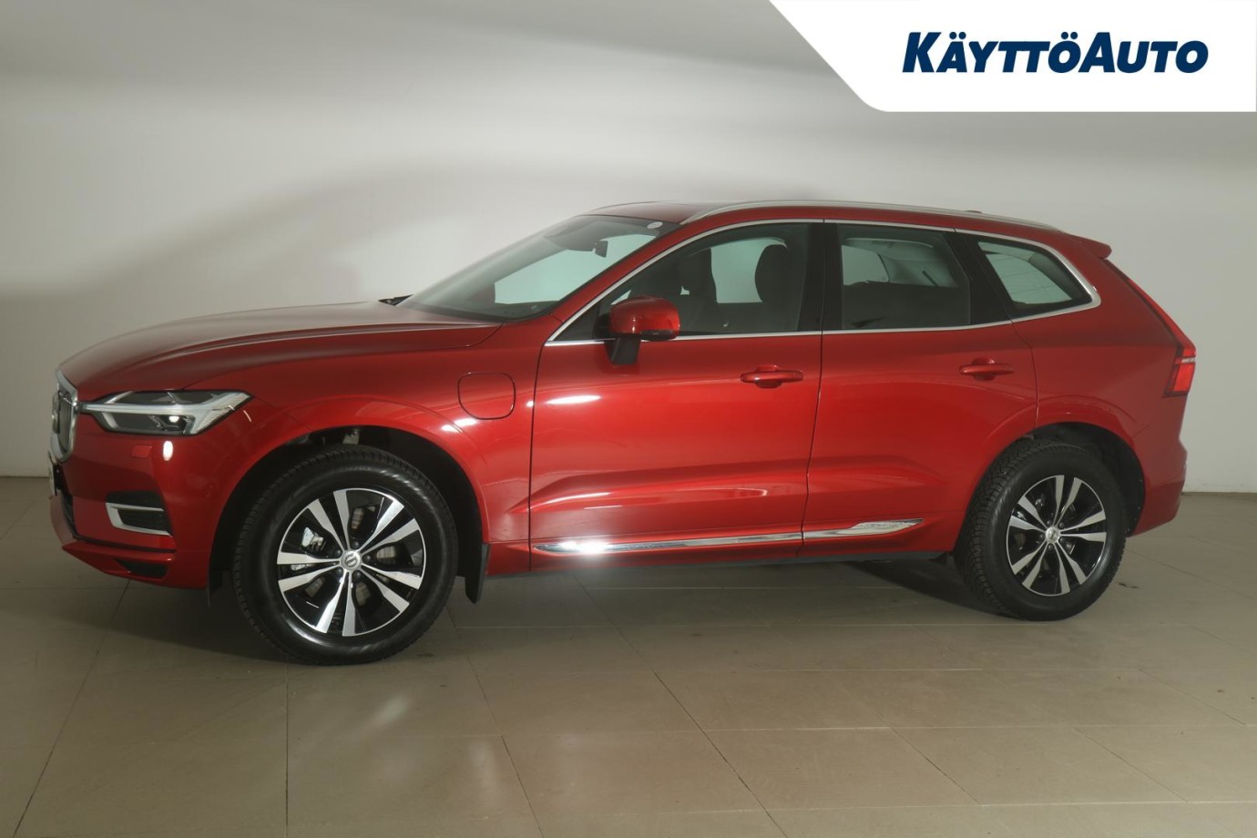 Esittelykuva VOLVO XC60 lataushybridiautosta.