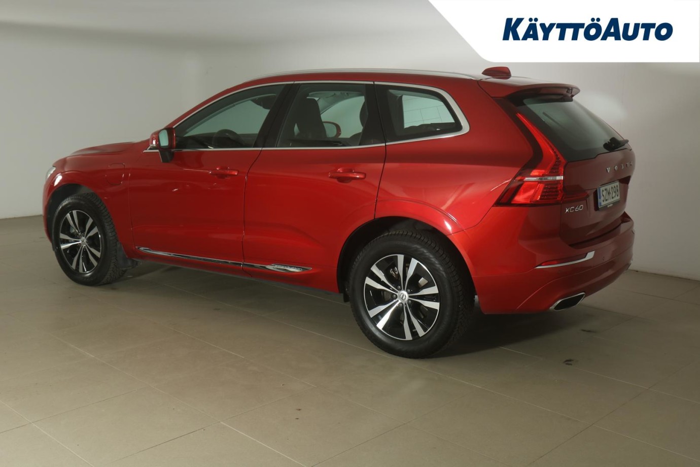 Esittelykuva VOLVO XC60 lataushybridiautosta.