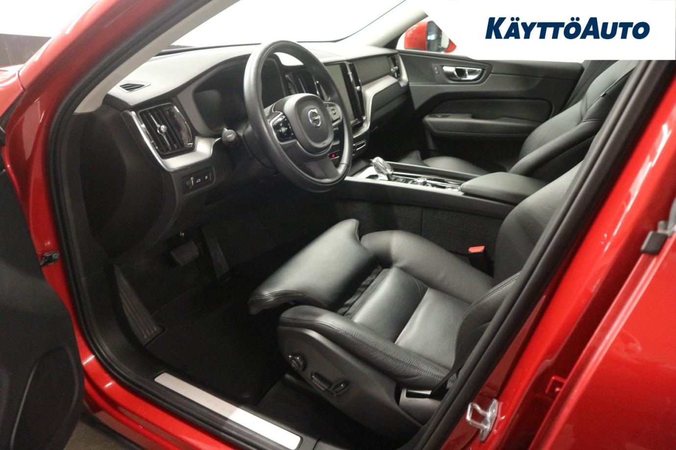 Esittelykuva VOLVO XC60 lataushybridiautosta.