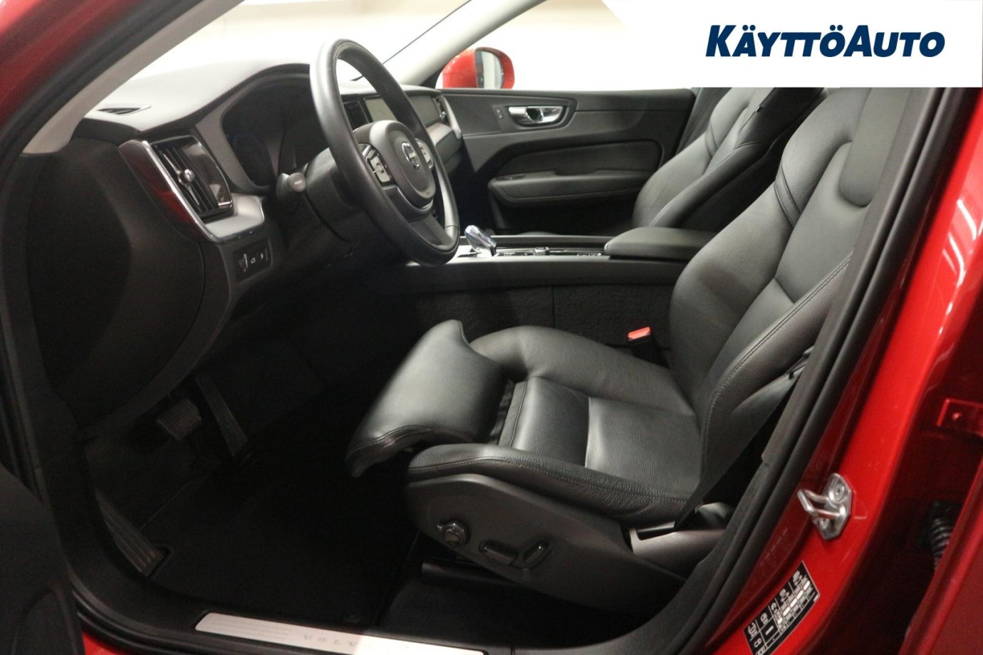 Esittelykuva VOLVO XC60 lataushybridiautosta.