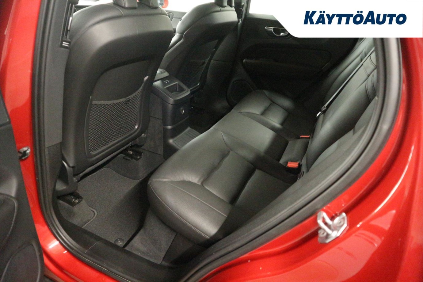 Esittelykuva VOLVO XC60 lataushybridiautosta.
