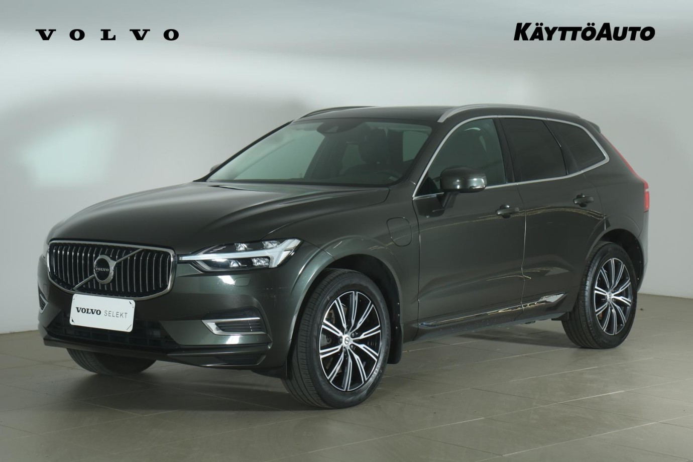 Esittelykuva VOLVO XC60 lataushybridiautosta.
