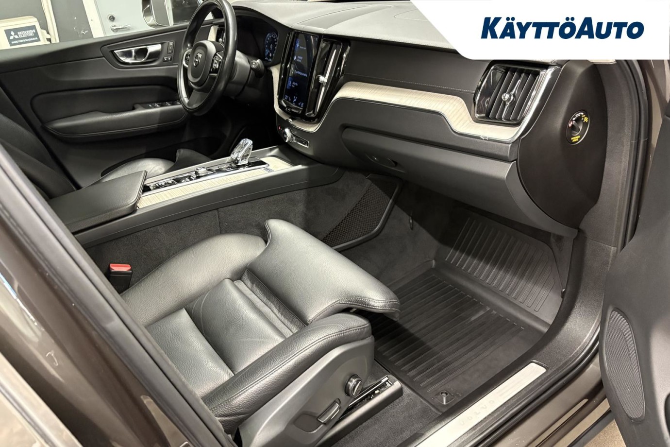 Esittelykuva VOLVO XC60 lataushybridiautosta.