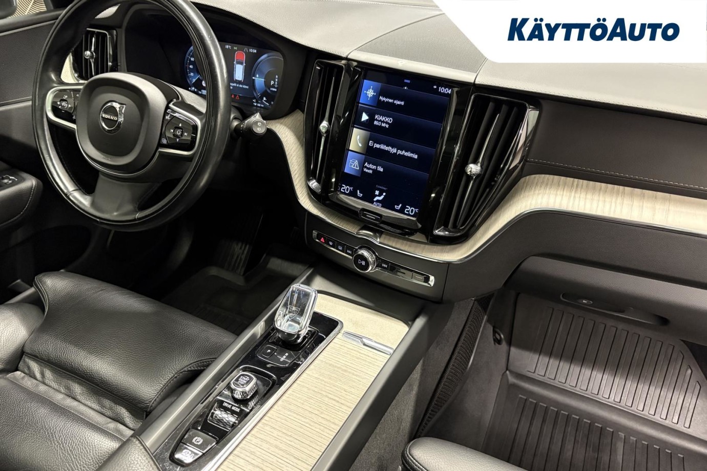 Esittelykuva VOLVO XC60 lataushybridiautosta.