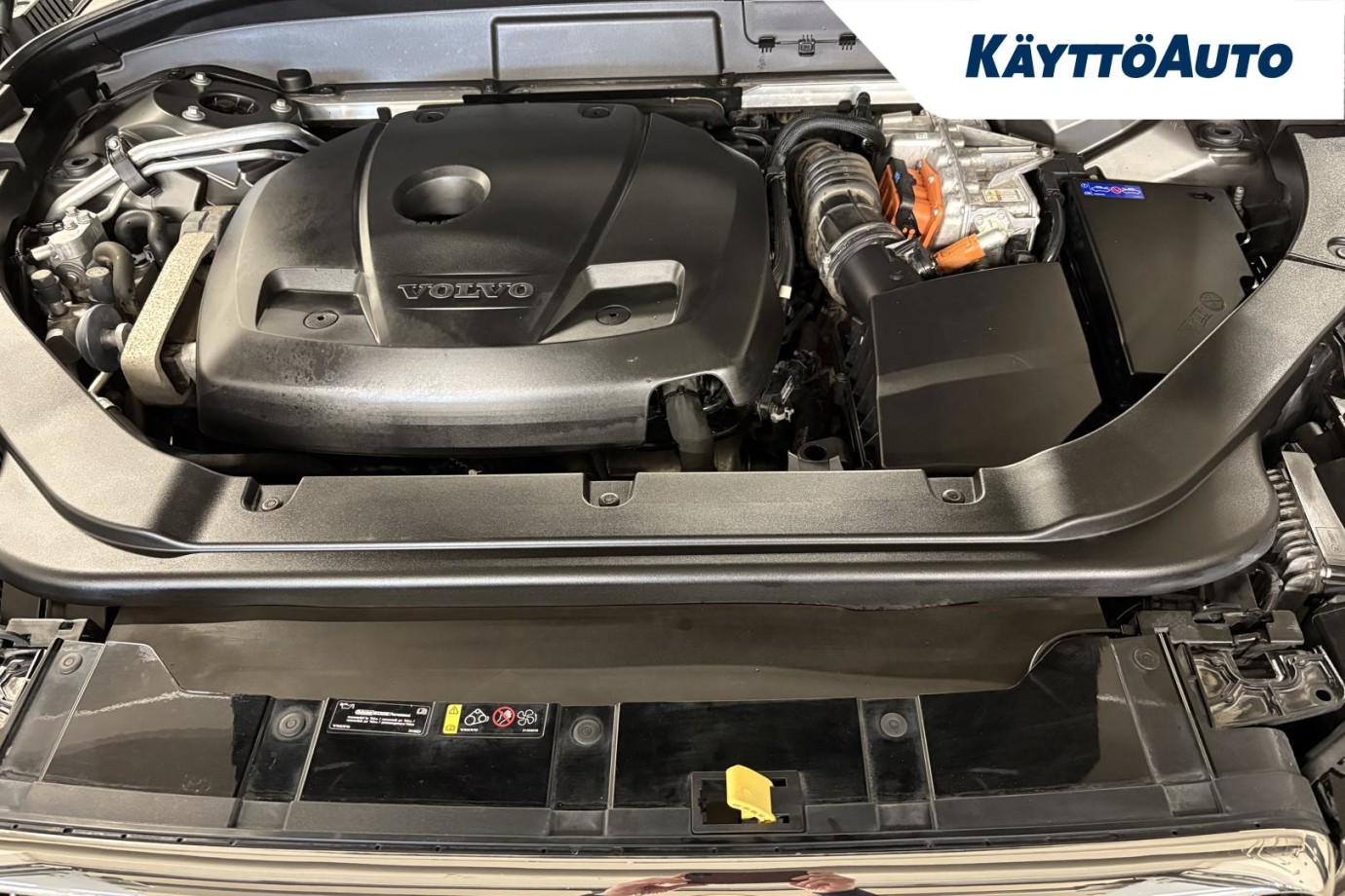 Esittelykuva VOLVO XC60 lataushybridiautosta.