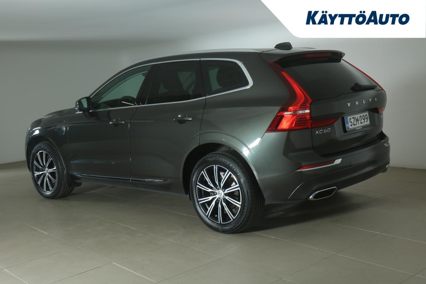 Esittelykuva VOLVO XC60 lataushybridiautosta.