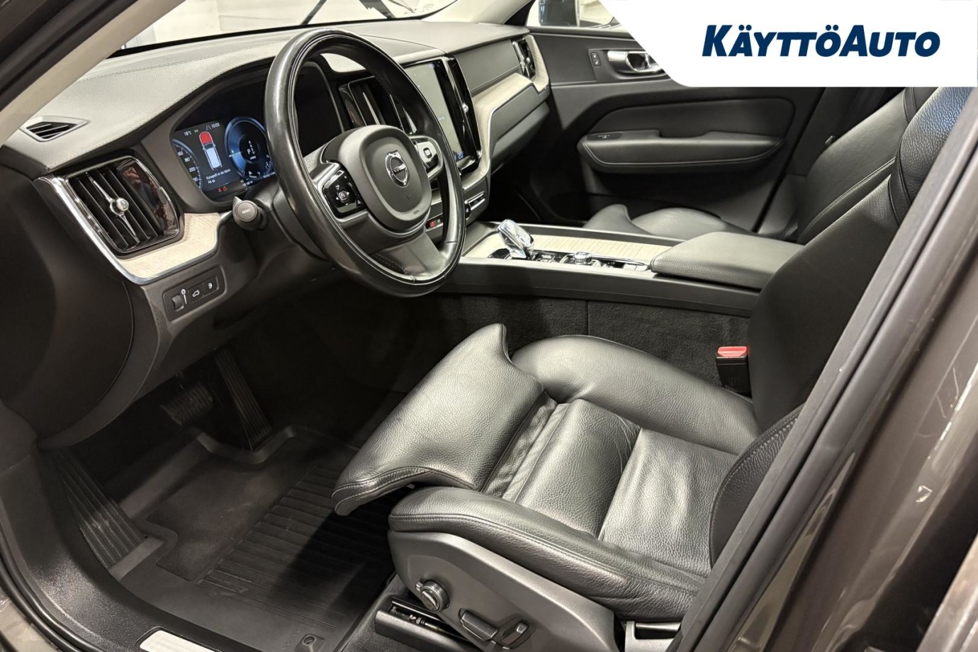 Esittelykuva VOLVO XC60 lataushybridiautosta.