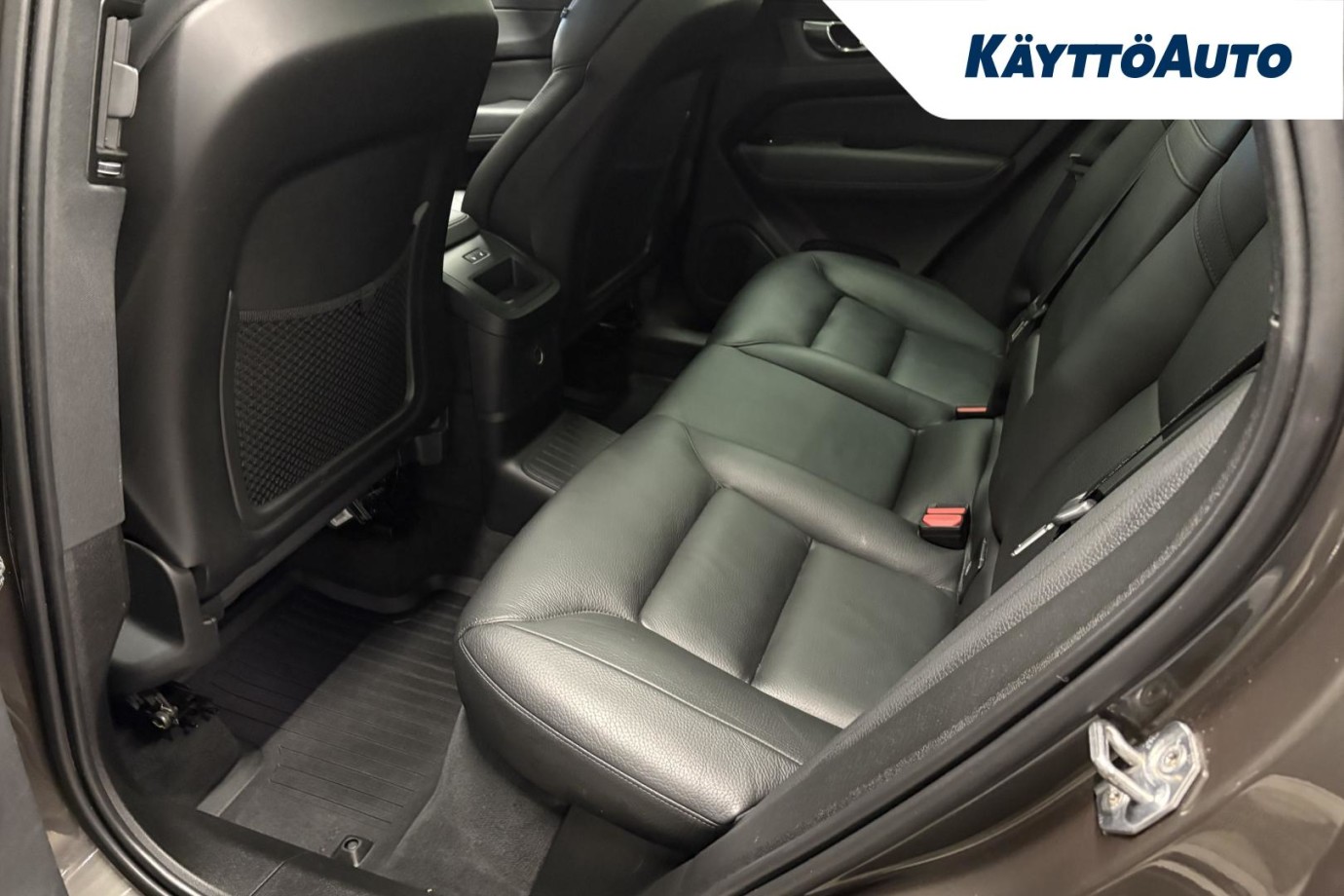 Esittelykuva VOLVO XC60 lataushybridiautosta.