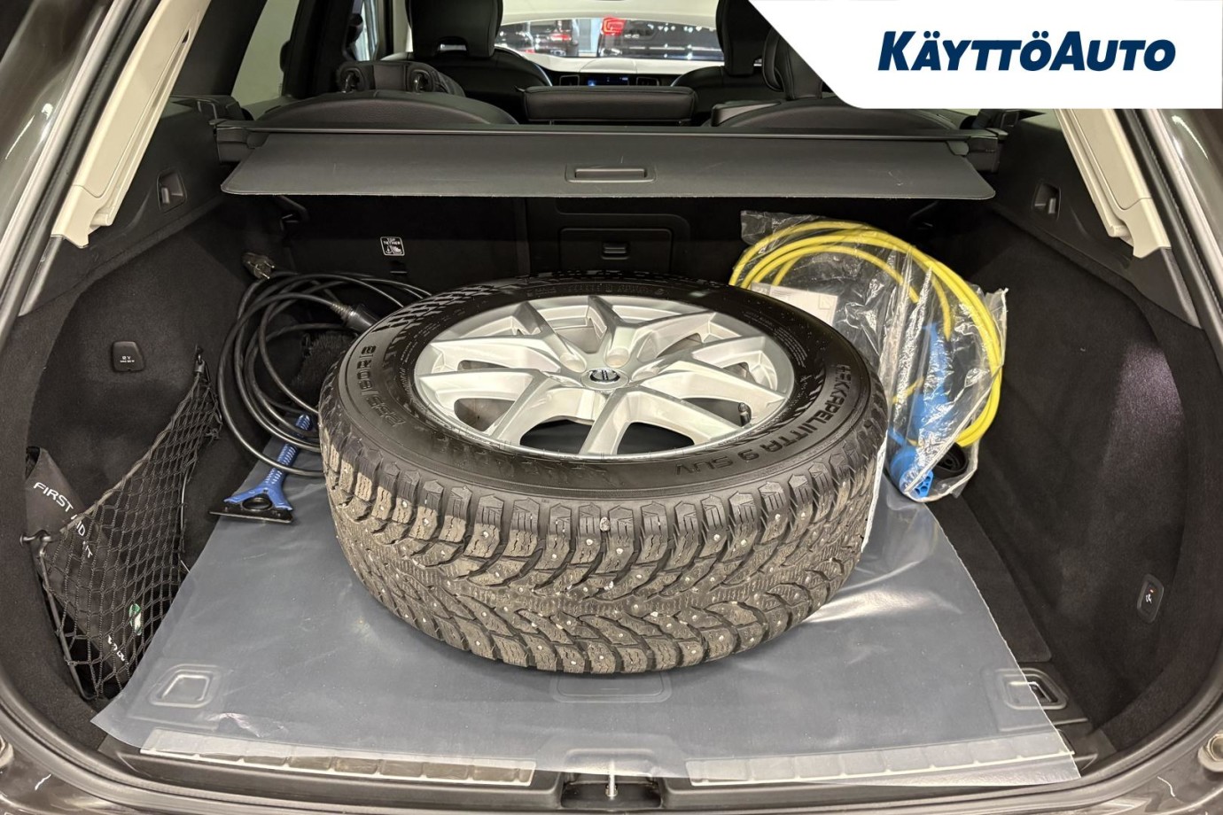Esittelykuva VOLVO XC60 lataushybridiautosta.