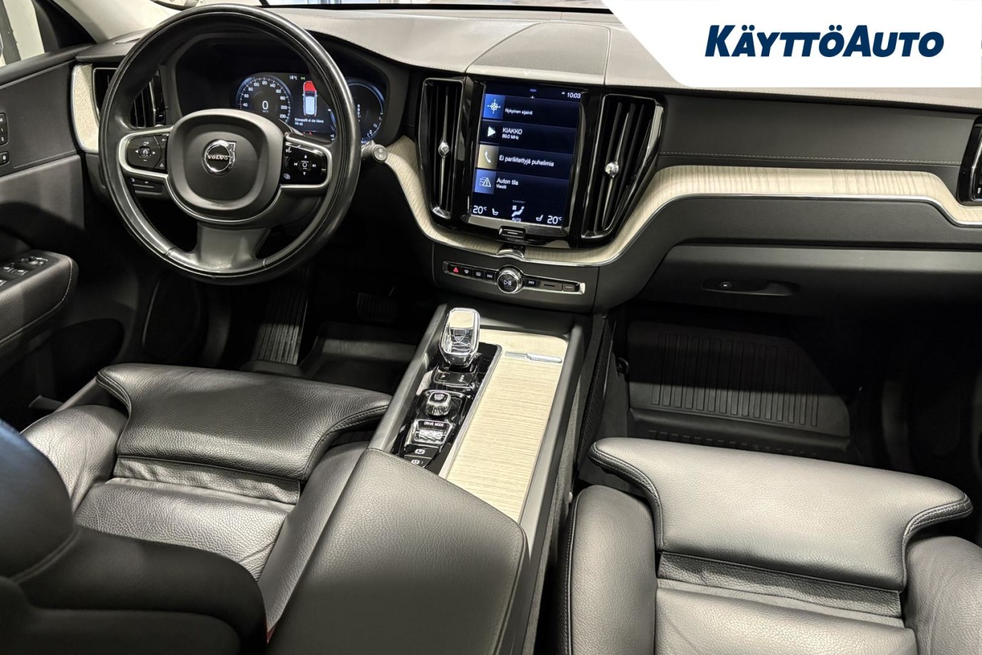 Esittelykuva VOLVO XC60 lataushybridiautosta.