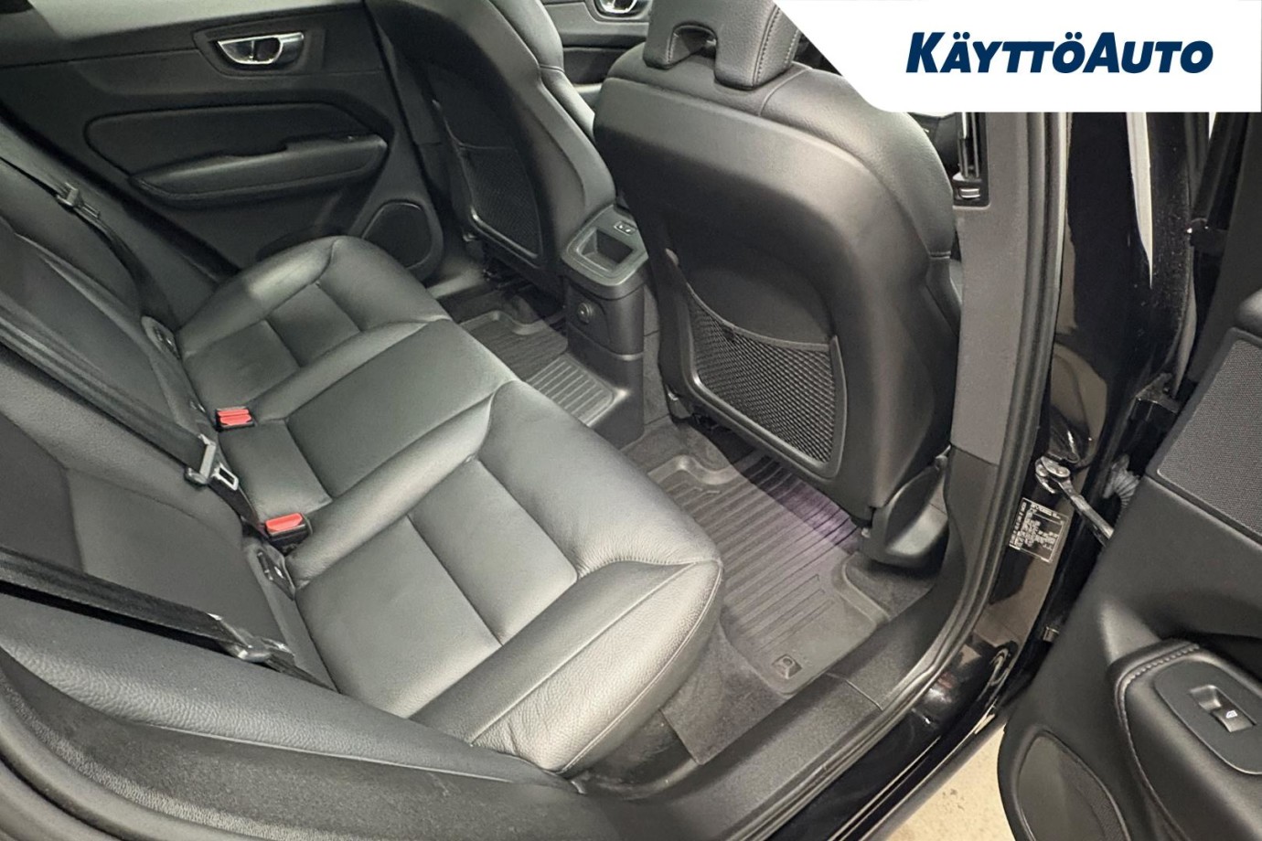 Esittelykuva VOLVO XC60 lataushybridiautosta.