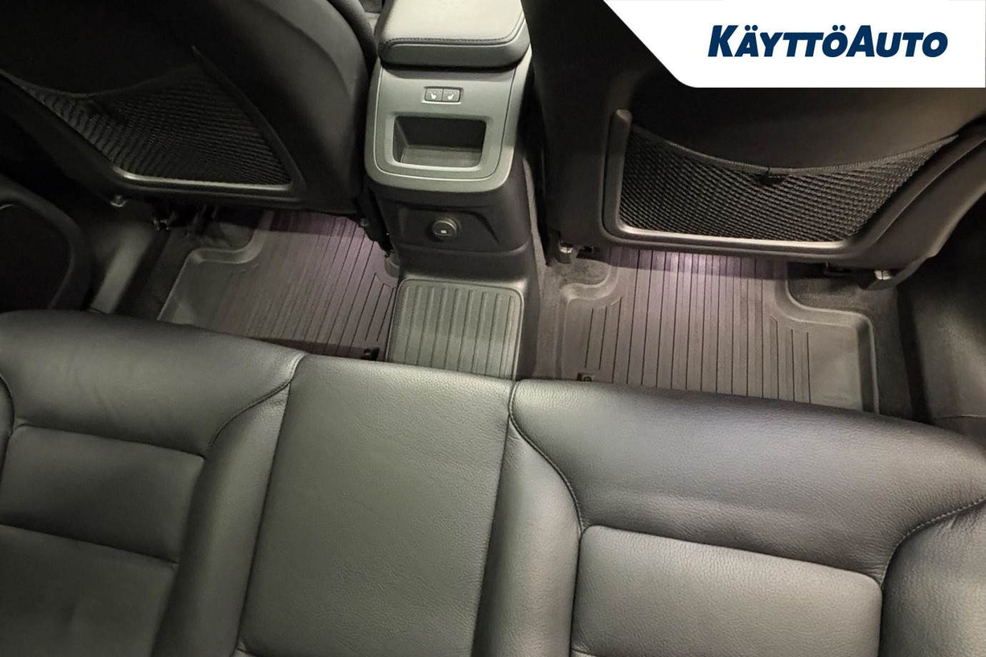 Esittelykuva VOLVO XC60 lataushybridiautosta.