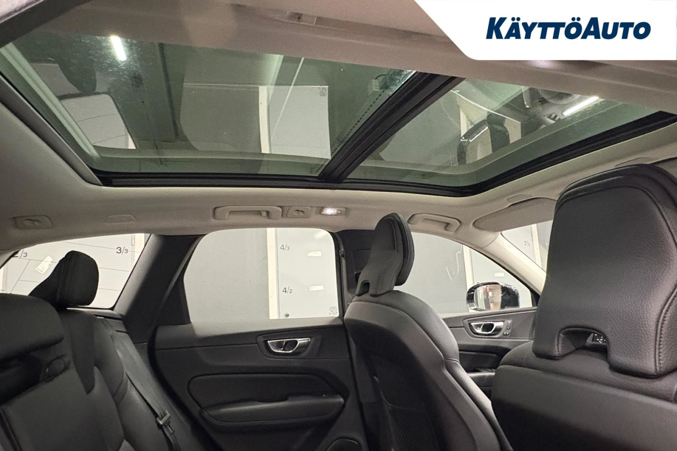 Esittelykuva VOLVO XC60 lataushybridiautosta.