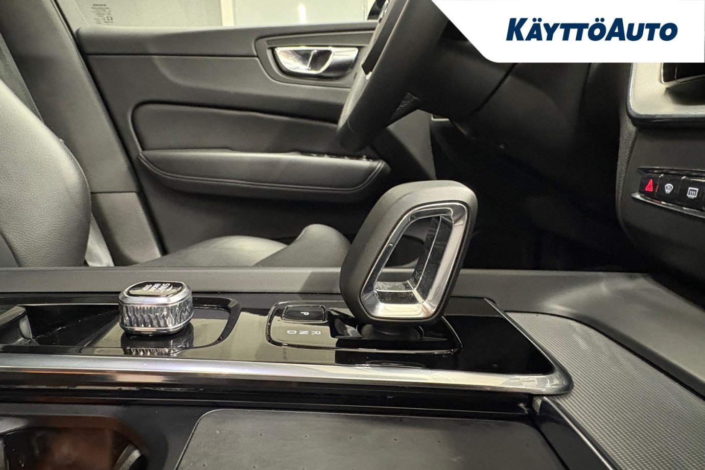 Esittelykuva VOLVO XC60 lataushybridiautosta.