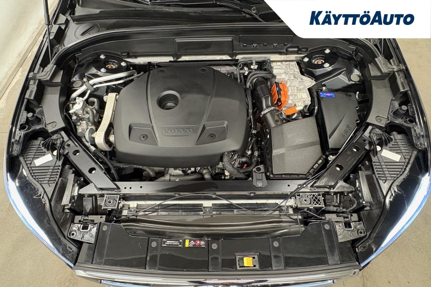 Esittelykuva VOLVO XC60 lataushybridiautosta.