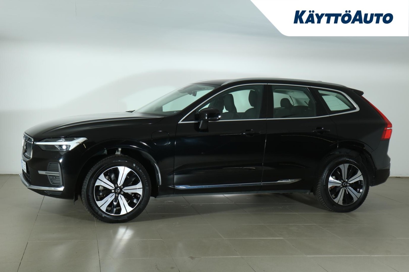 Esittelykuva VOLVO XC60 lataushybridiautosta.