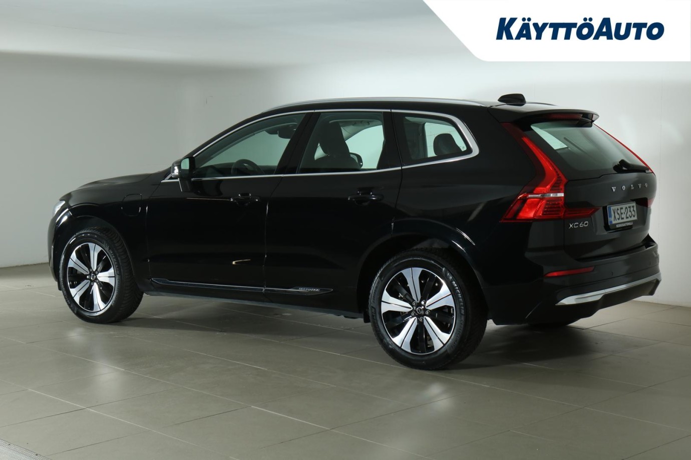 Esittelykuva VOLVO XC60 lataushybridiautosta.
