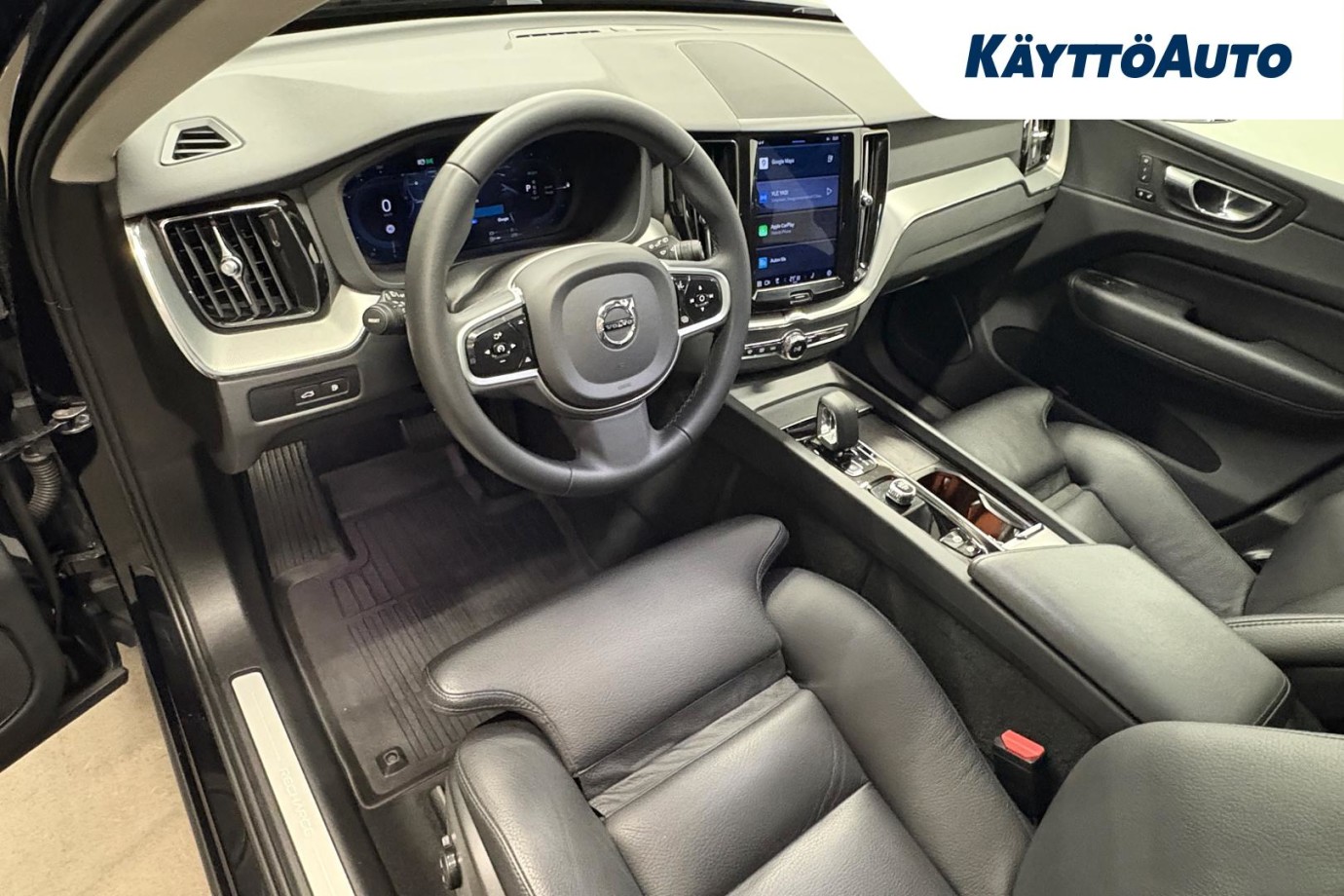 Esittelykuva VOLVO XC60 lataushybridiautosta.