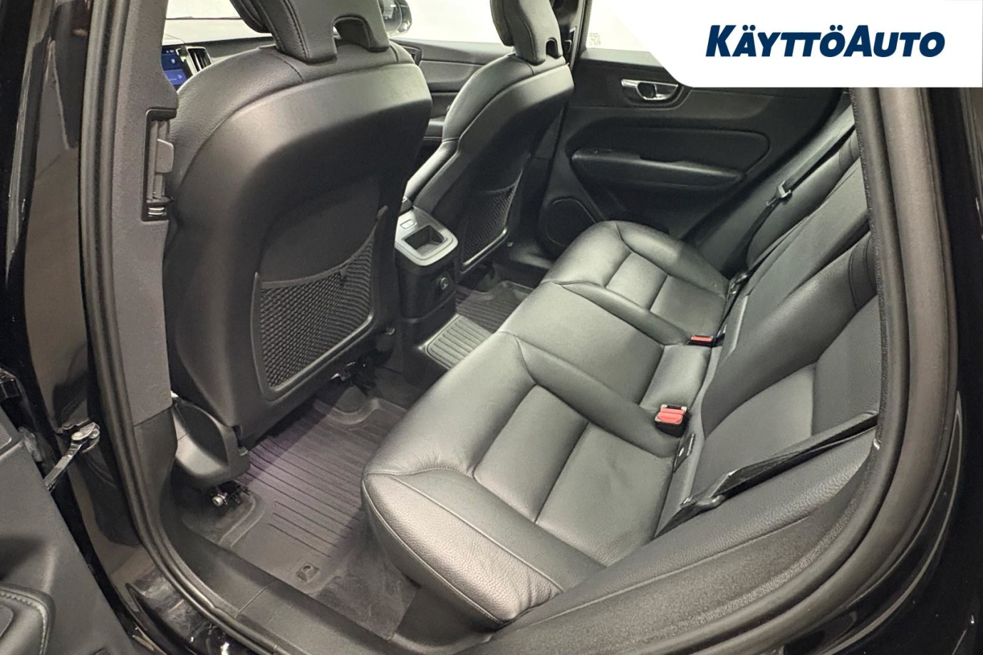 Esittelykuva VOLVO XC60 lataushybridiautosta.