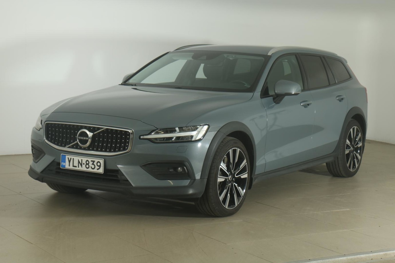 Esittelykuva VOLVO V60 CROSS COUNTRY kevythybridiautosta.