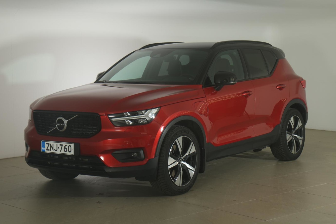 Esittelykuva VOLVO XC40 lataushybridiautosta.