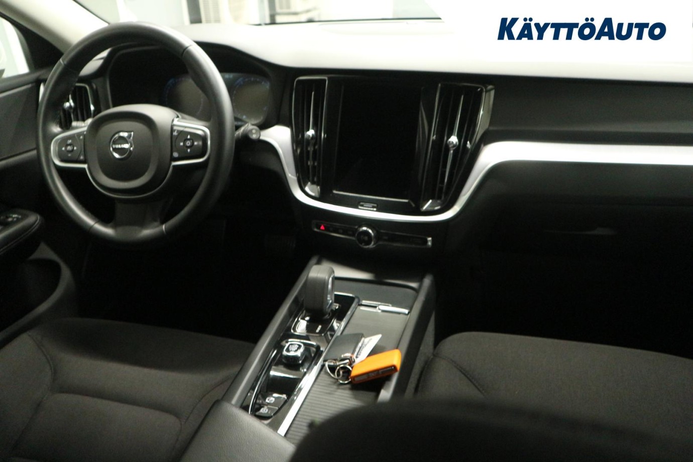 Esittelykuva VOLVO V60 bensiiniautosta.