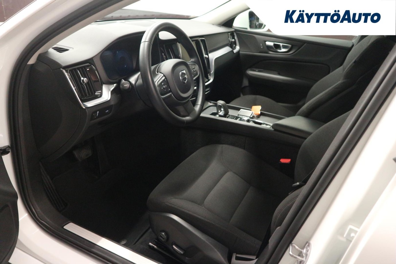 Esittelykuva VOLVO V60 bensiiniautosta.