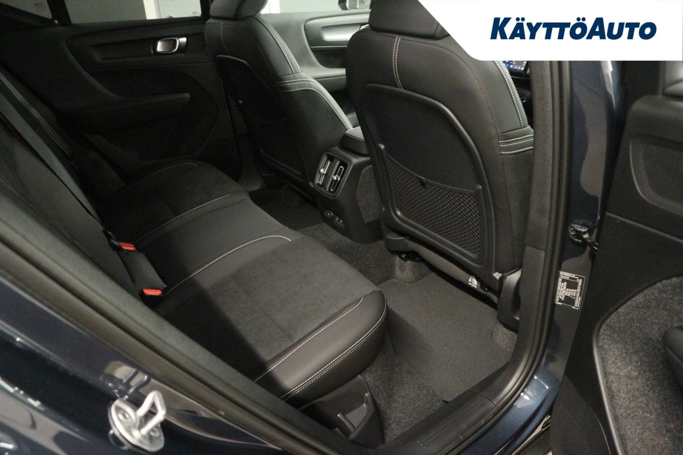 Esittelykuva Volvo EX40 täyssähköautosta.