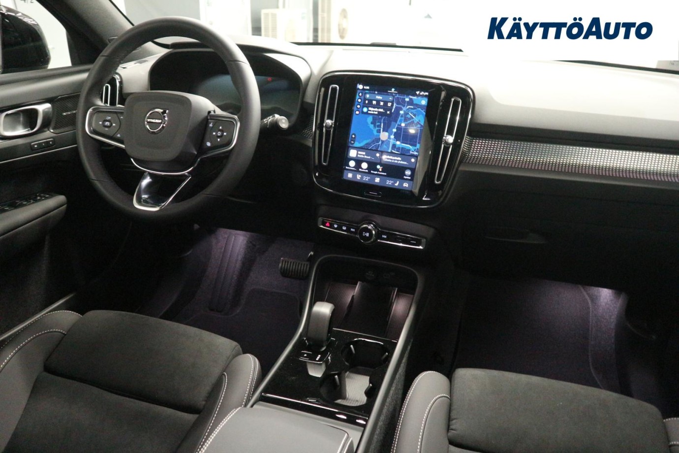 Esittelykuva Volvo EX40 täyssähköautosta.