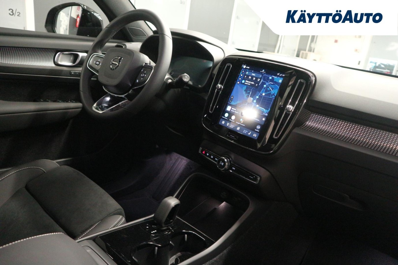 Esittelykuva Volvo EX40 täyssähköautosta.