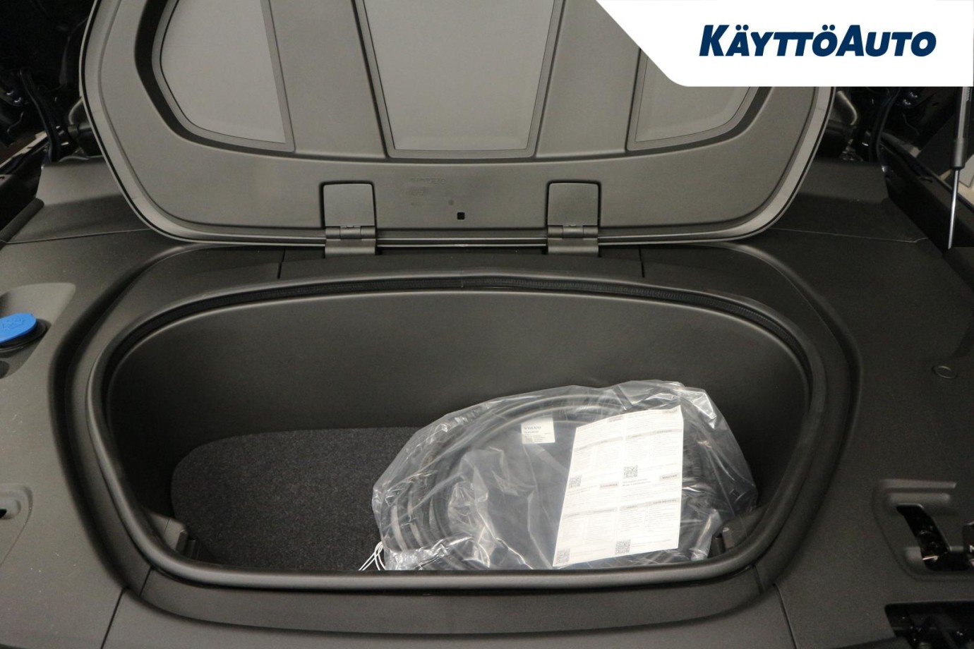 Esittelykuva Volvo EX40 täyssähköautosta.
