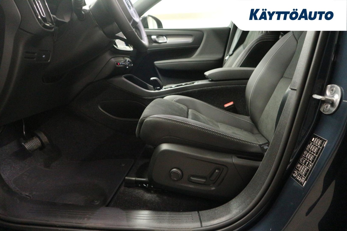 Esittelykuva Volvo EX40 täyssähköautosta.