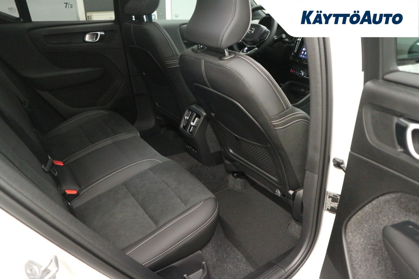 Esittelykuva Volvo EX40 täyssähköautosta.