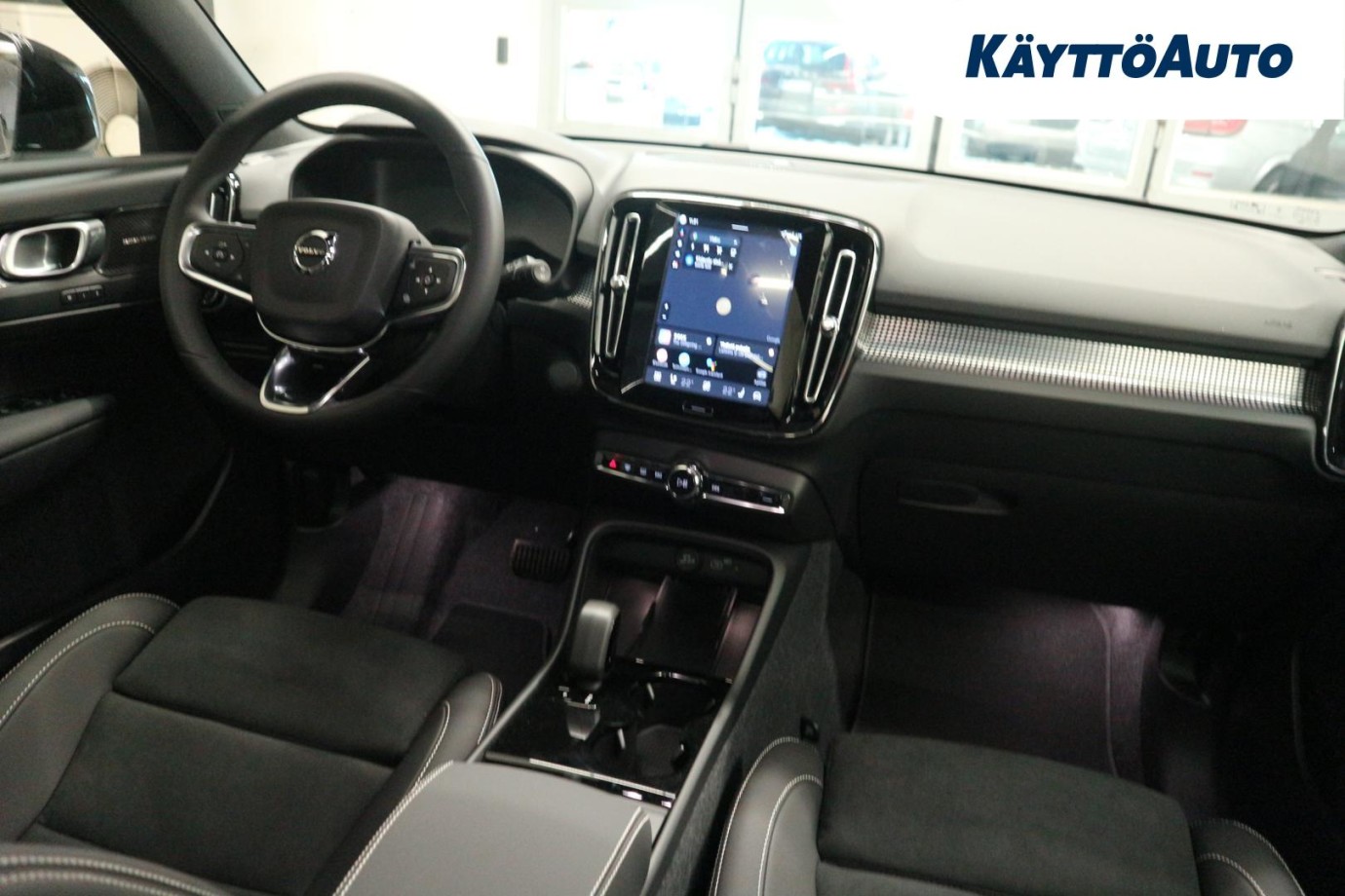 Esittelykuva Volvo EX40 täyssähköautosta.
