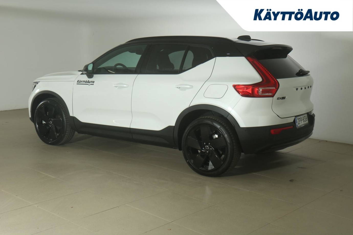 Esittelykuva Volvo EX40 täyssähköautosta.
