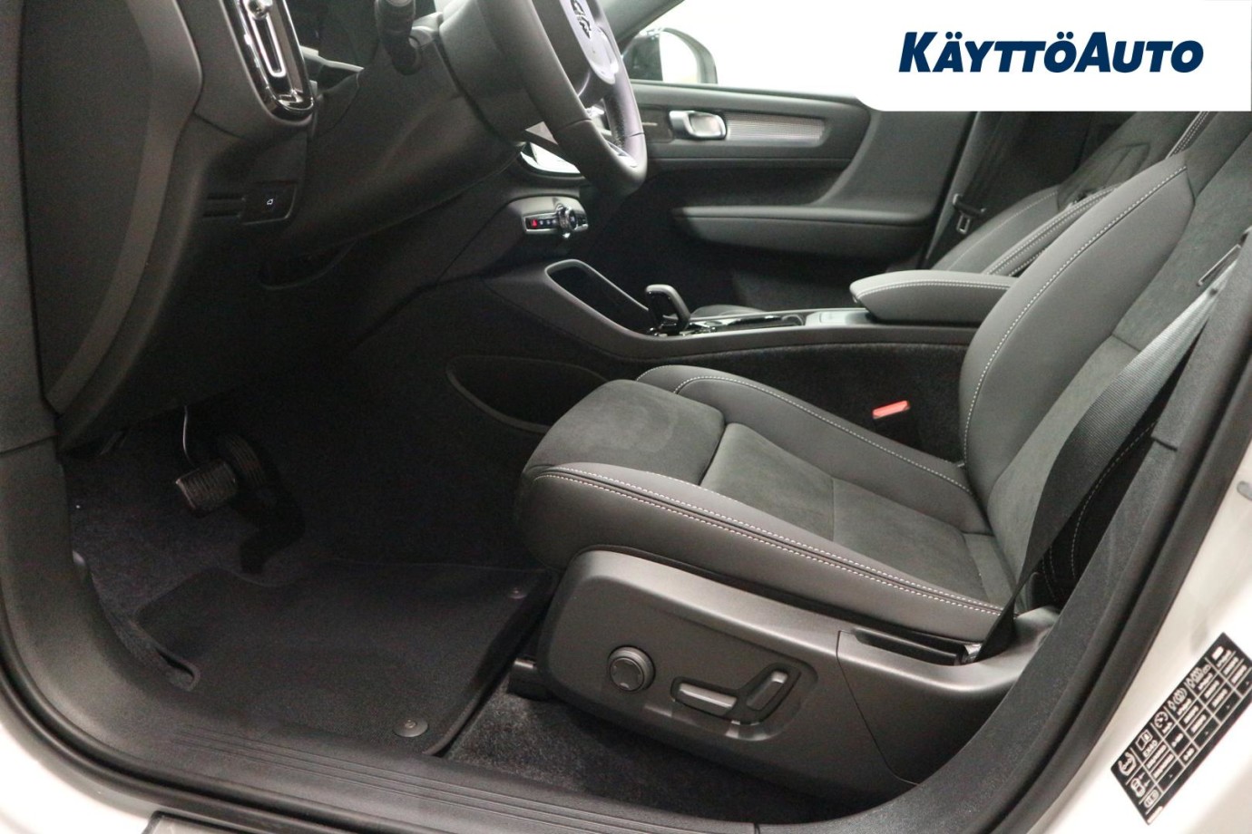 Esittelykuva Volvo EX40 täyssähköautosta.
