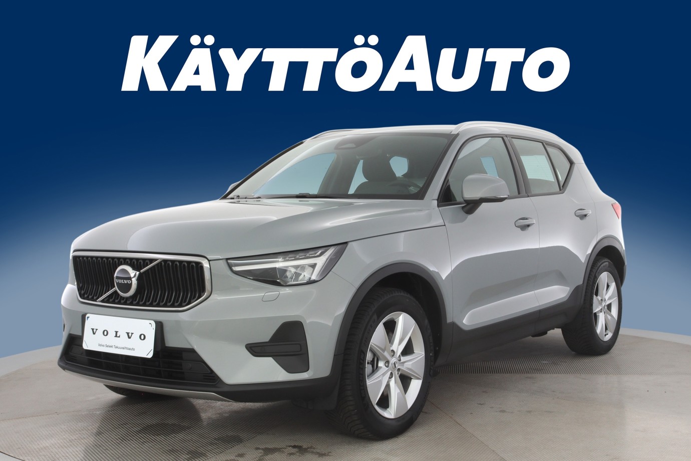 Esittelykuva VOLVO XC40 kevythybridiautosta.
