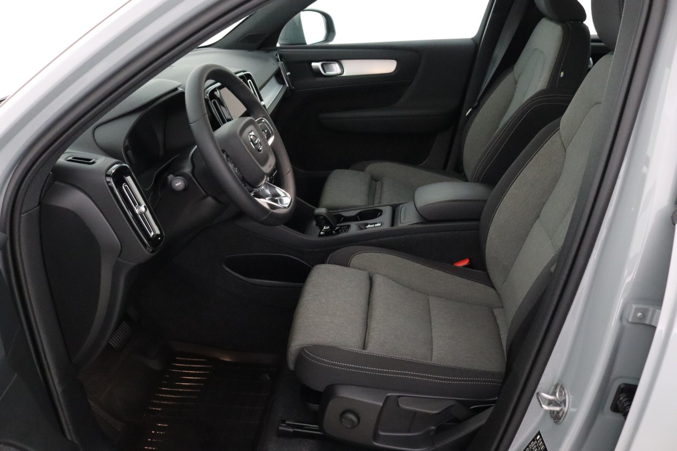 Esittelykuva VOLVO XC40 kevythybridiautosta.