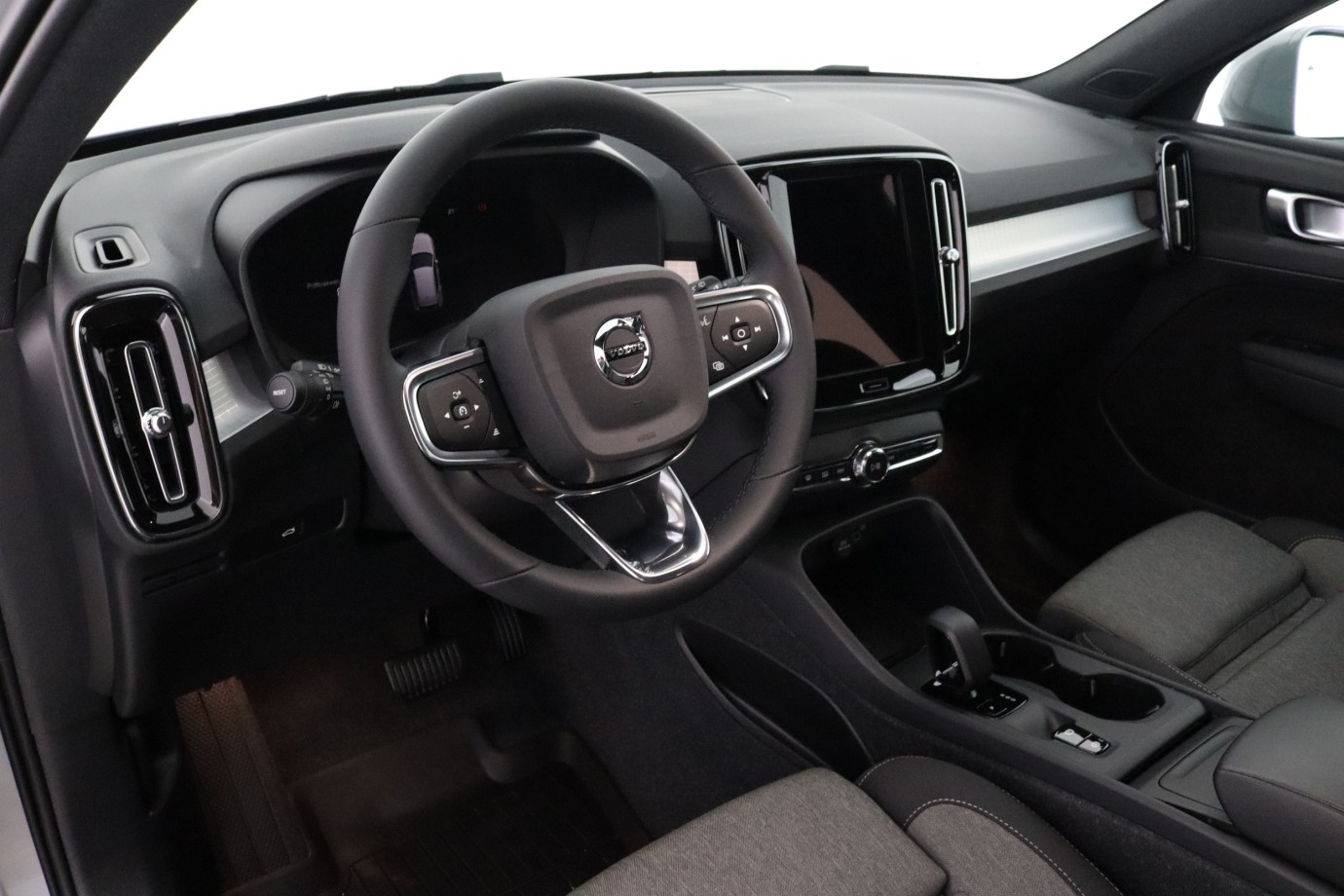 Esittelykuva VOLVO XC40 kevythybridiautosta.