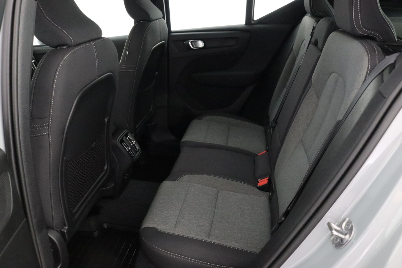 Esittelykuva VOLVO XC40 kevythybridiautosta.