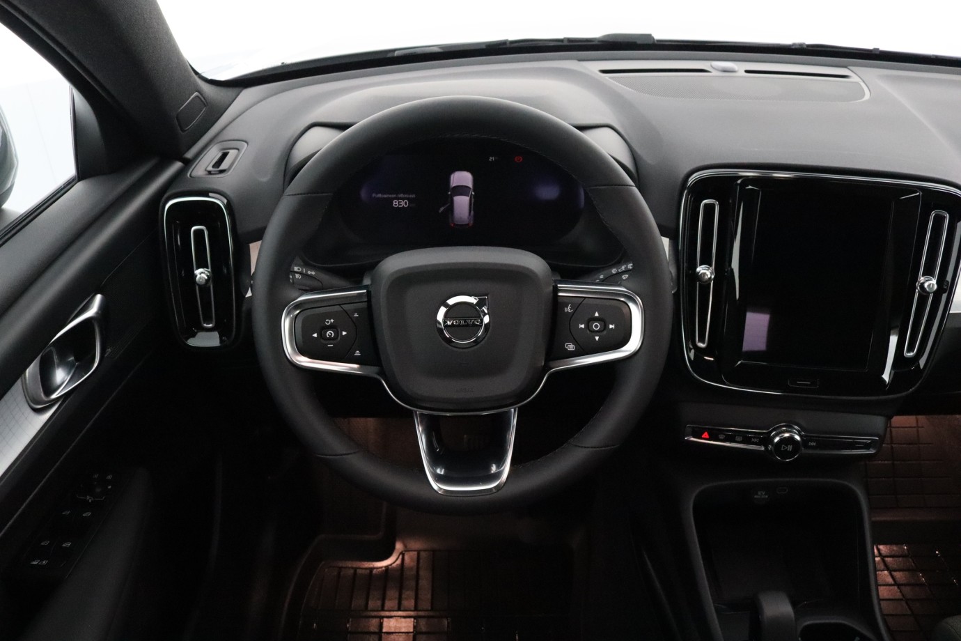 Esittelykuva VOLVO XC40 kevythybridiautosta.