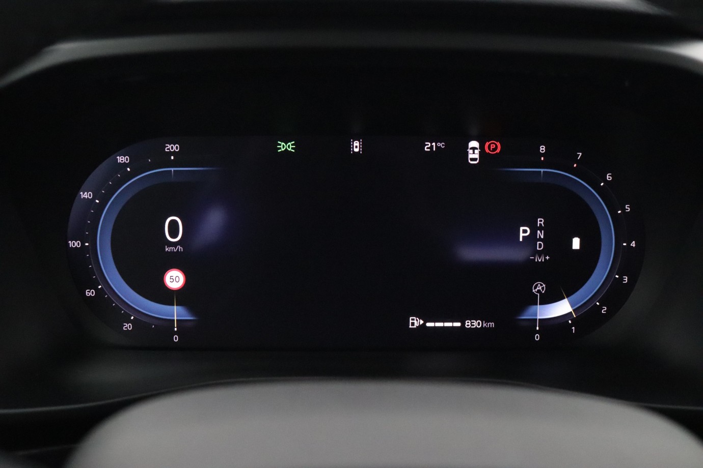 Esittelykuva VOLVO XC40 kevythybridiautosta.