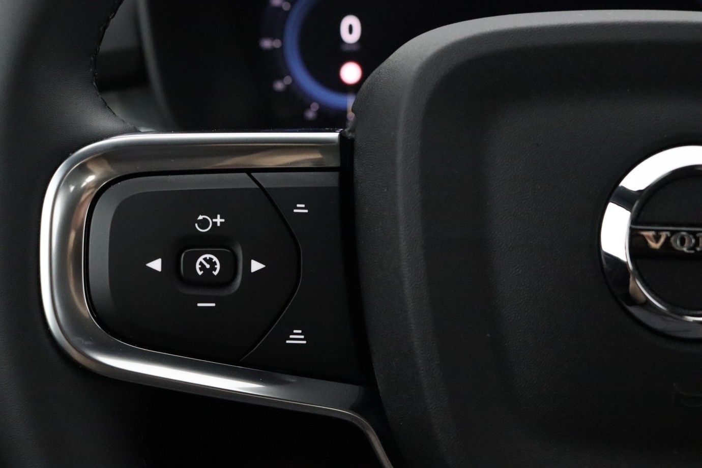 Esittelykuva VOLVO XC40 kevythybridiautosta.
